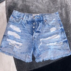 FREE PEOPLE ‘MAGGIE’ MID-RISE DISTRESSED JEAN SHORT